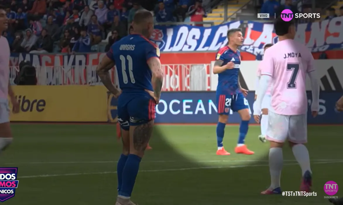 Charles Aránguiz le marcó una jugada a Maxi Guerrero que terminó en gol. Foto: TNT Sports.