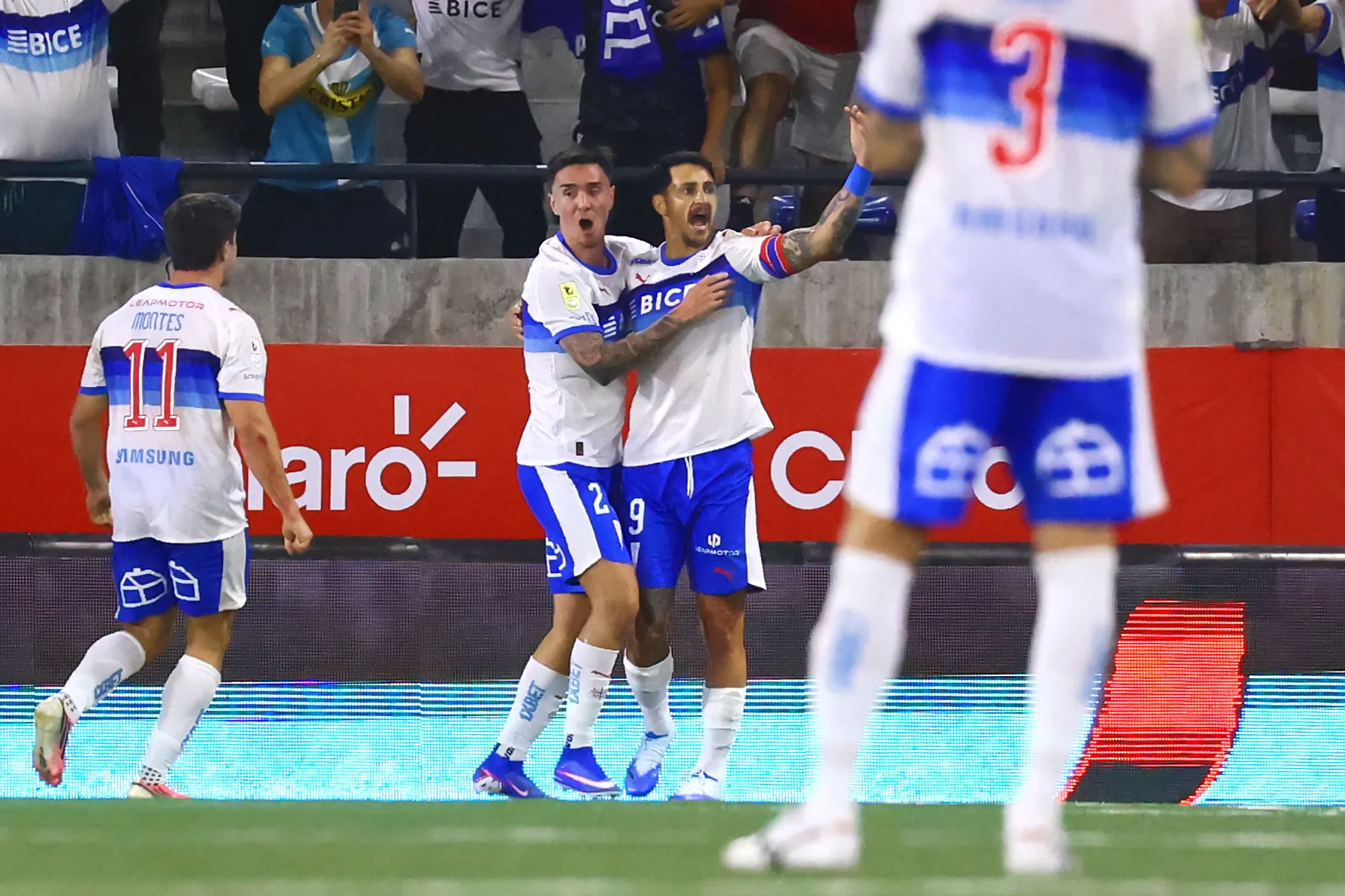 Tomás Asta-Buruaga celebra con el infalible Toro Zampedri. (Dragomir Yankovic/Photosport).