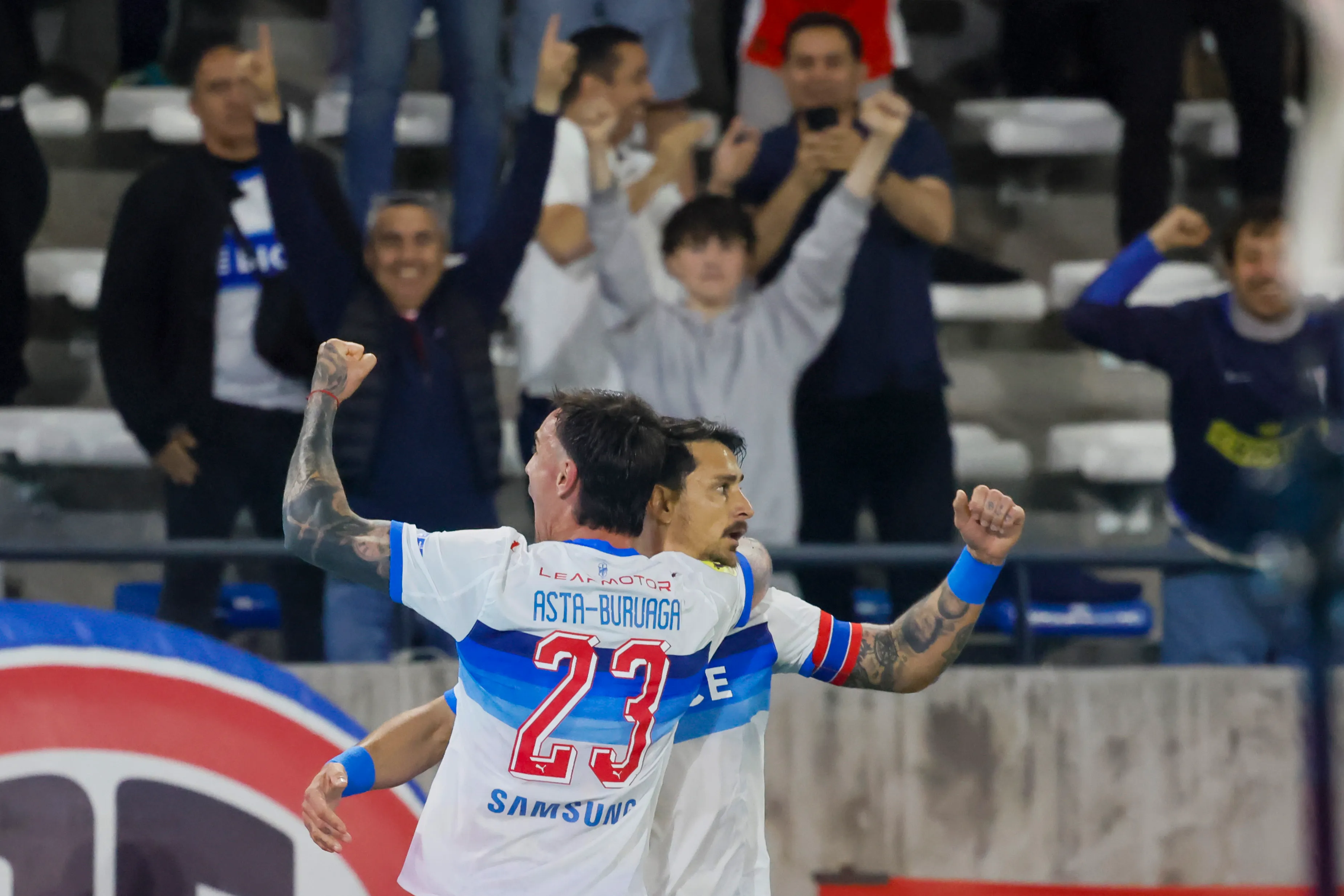 Otra imagen del festejo de Asta-Buruaga con Fernando Zampedri. (Andrés Piña/Photosport).