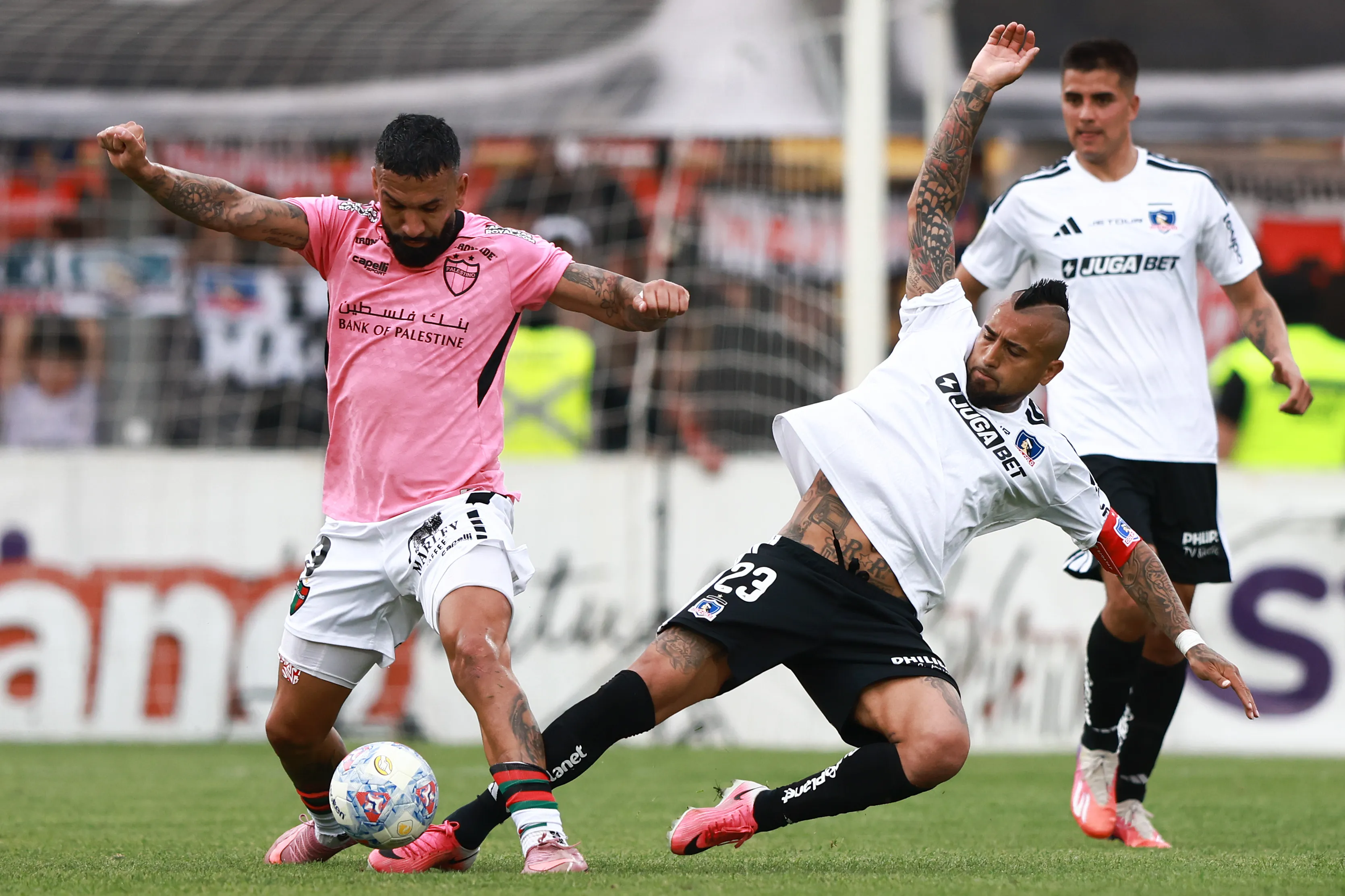 Arturo Vidal lucha un balón contra Ronnie Fernández en el 1-1 que Palestino firmó ante Colo Colo. (Felipe ZancaPhotosport).