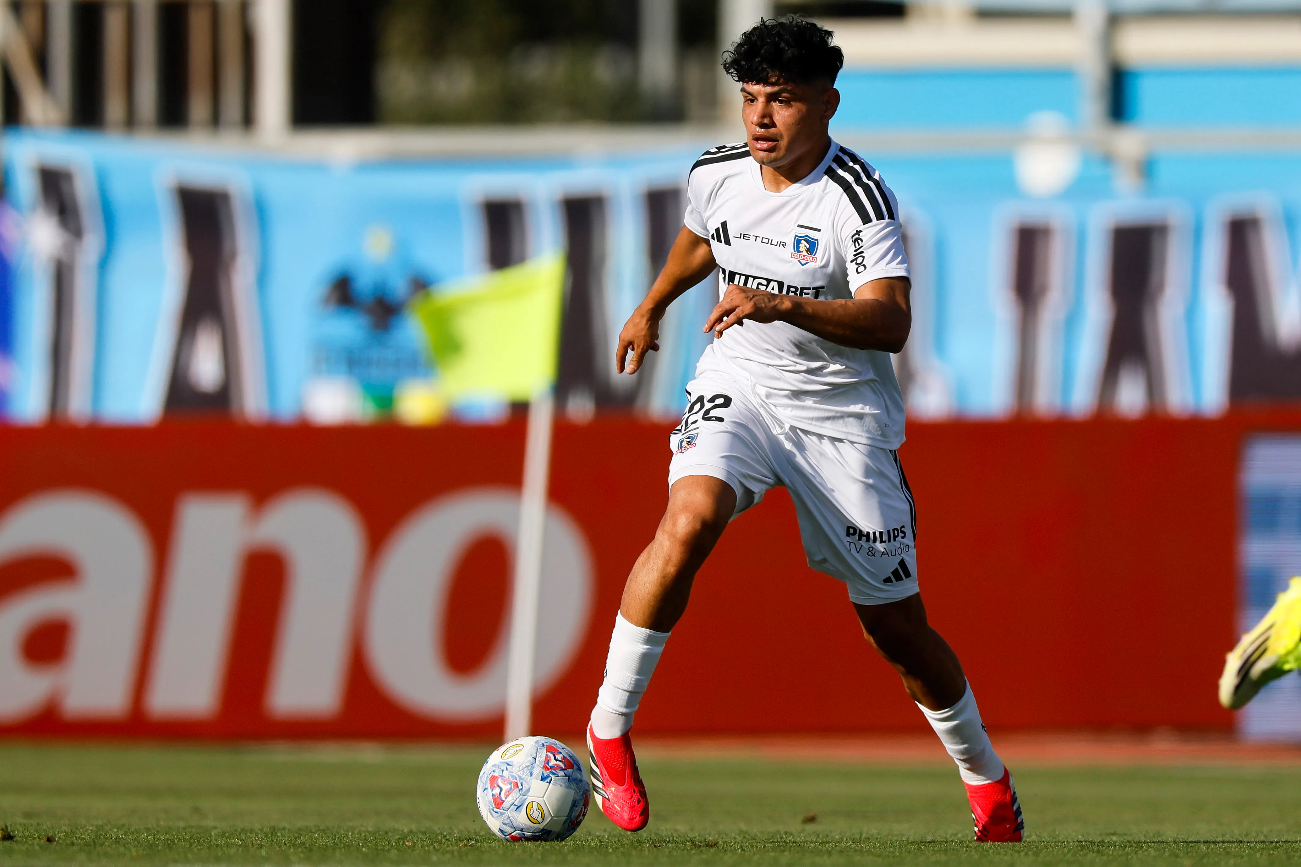 Claudio Aquino en acción por Colo Colo ante O’Higgins, cuadro al que le marcó el 1-0 de los albos en Rancagua. (Andres Pina/Photosport).