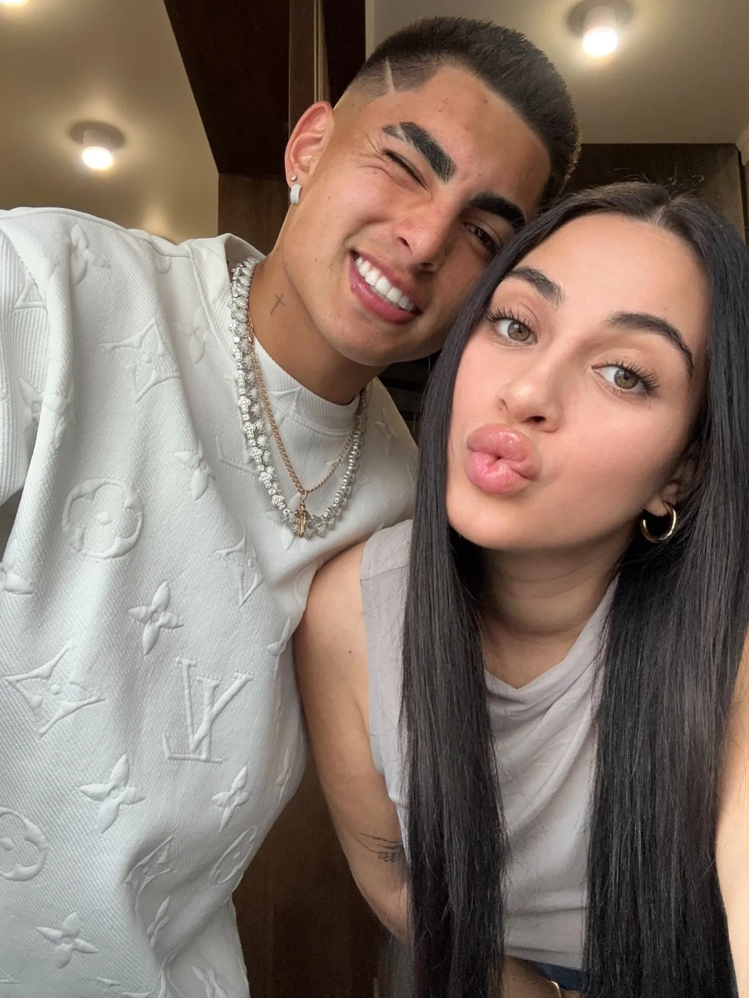 Jordhy Thompson junto a su esposa Camila Sepúlveda