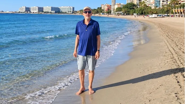 Ricardo Dabrowski en la Playa del Postiguet, Alicante.