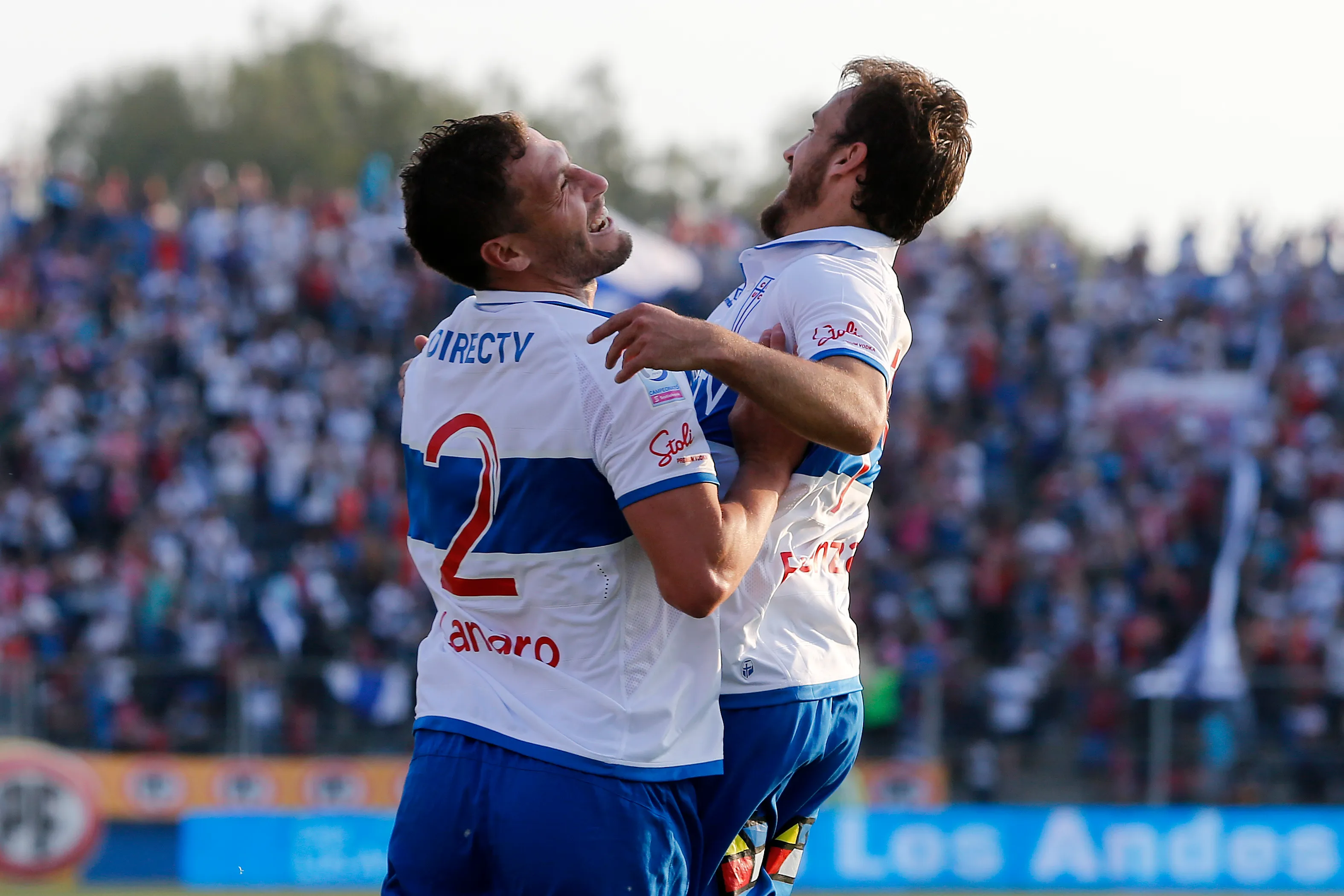 Germán Lanaro celebra junto a José Pedro Fuenzalida el gol que le dio el título a la UC en 2016 ante Audax Italiano. (Paul Plaza/Photosport).