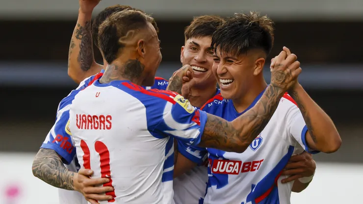 Marcelo Morales se abraza con Eduardo Vargas para festejar un gol de Universidad de Chile.