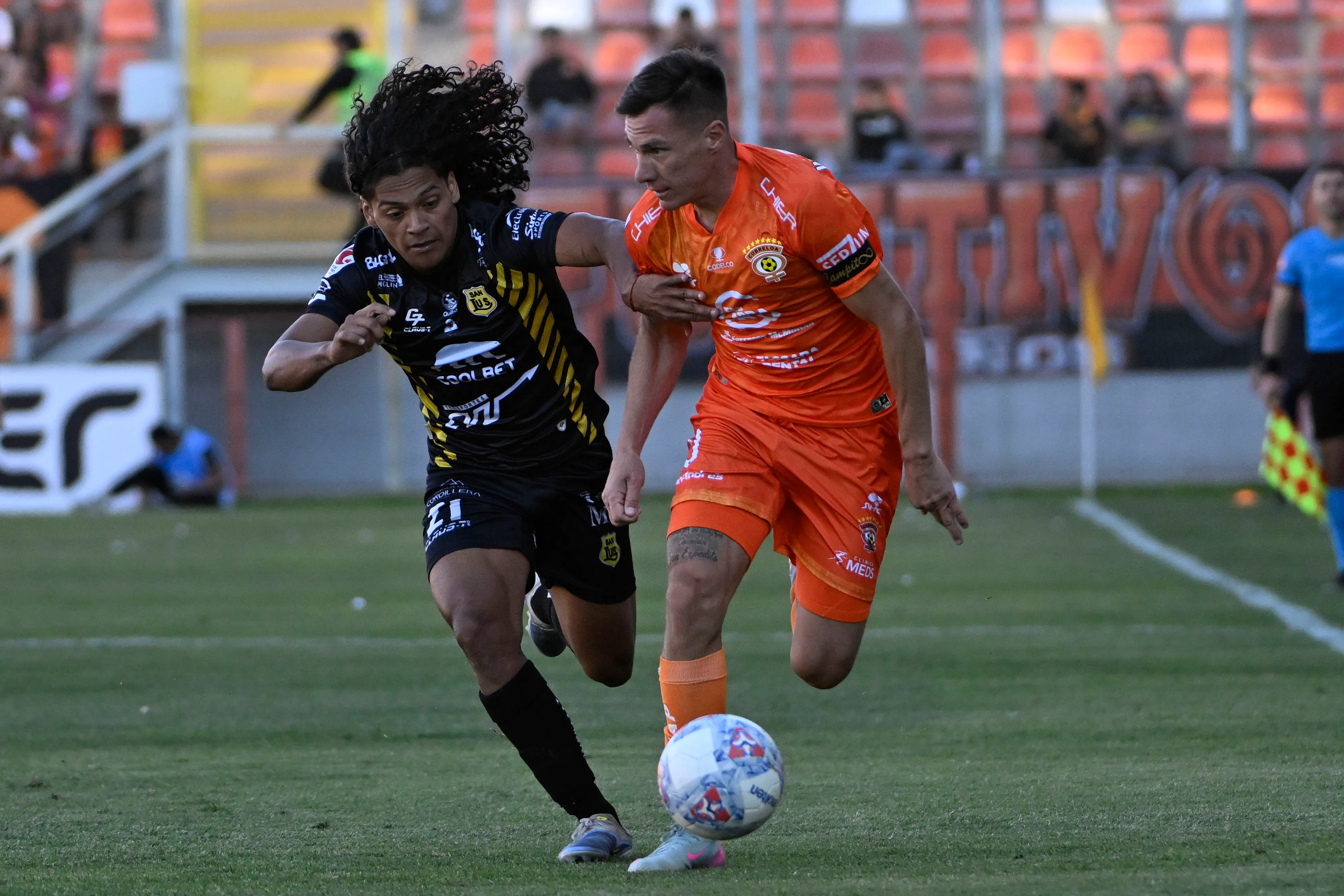Fabián Pastenes de San Luis marca a Cristian Insaurralde de Cobreloa. (Pedro Tapia/Photosport).