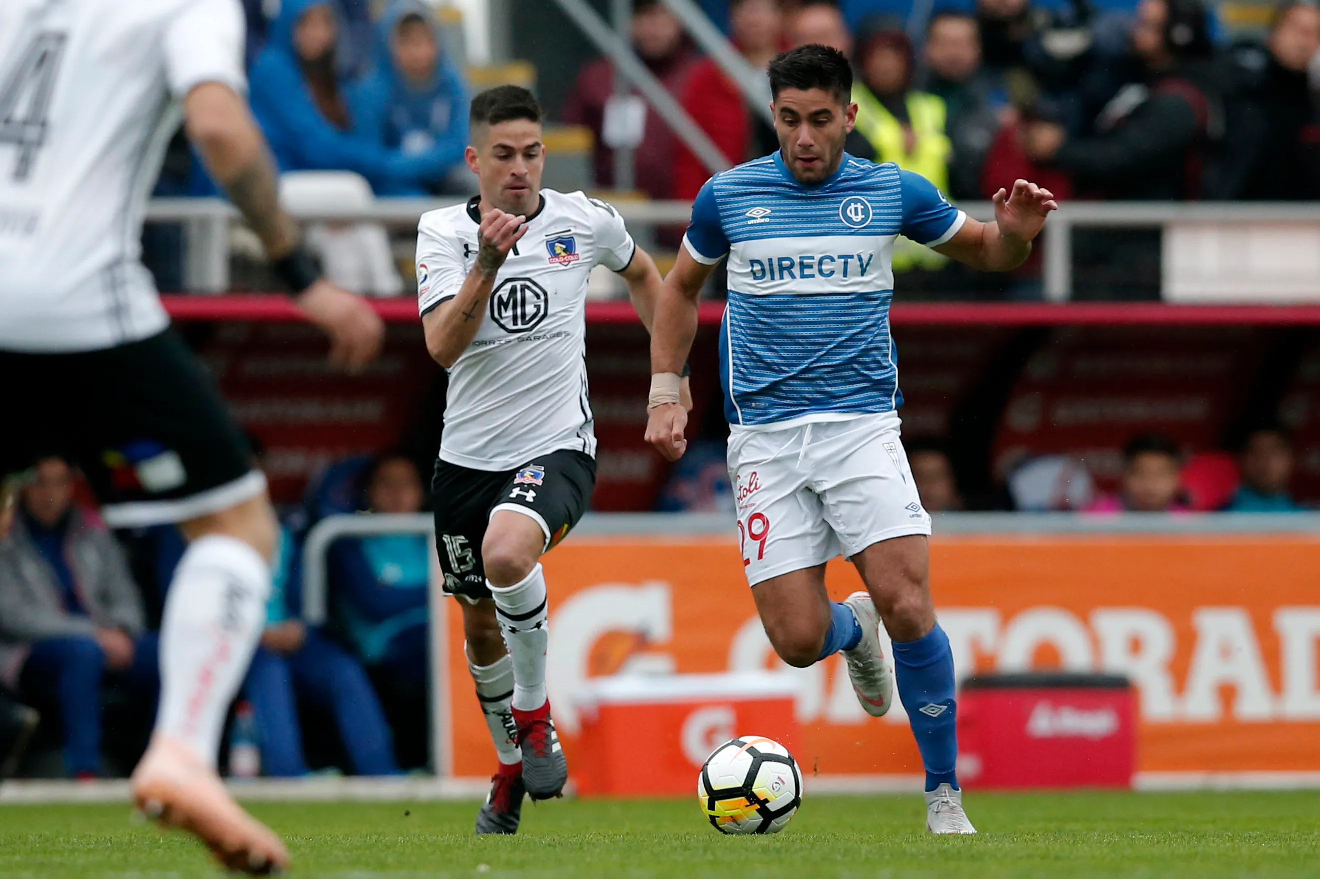Stefano Magnasco en acción en un clásico ante Colo Colo frente a la marca de Óscar Opazo. (Javier Torres/Photosport).