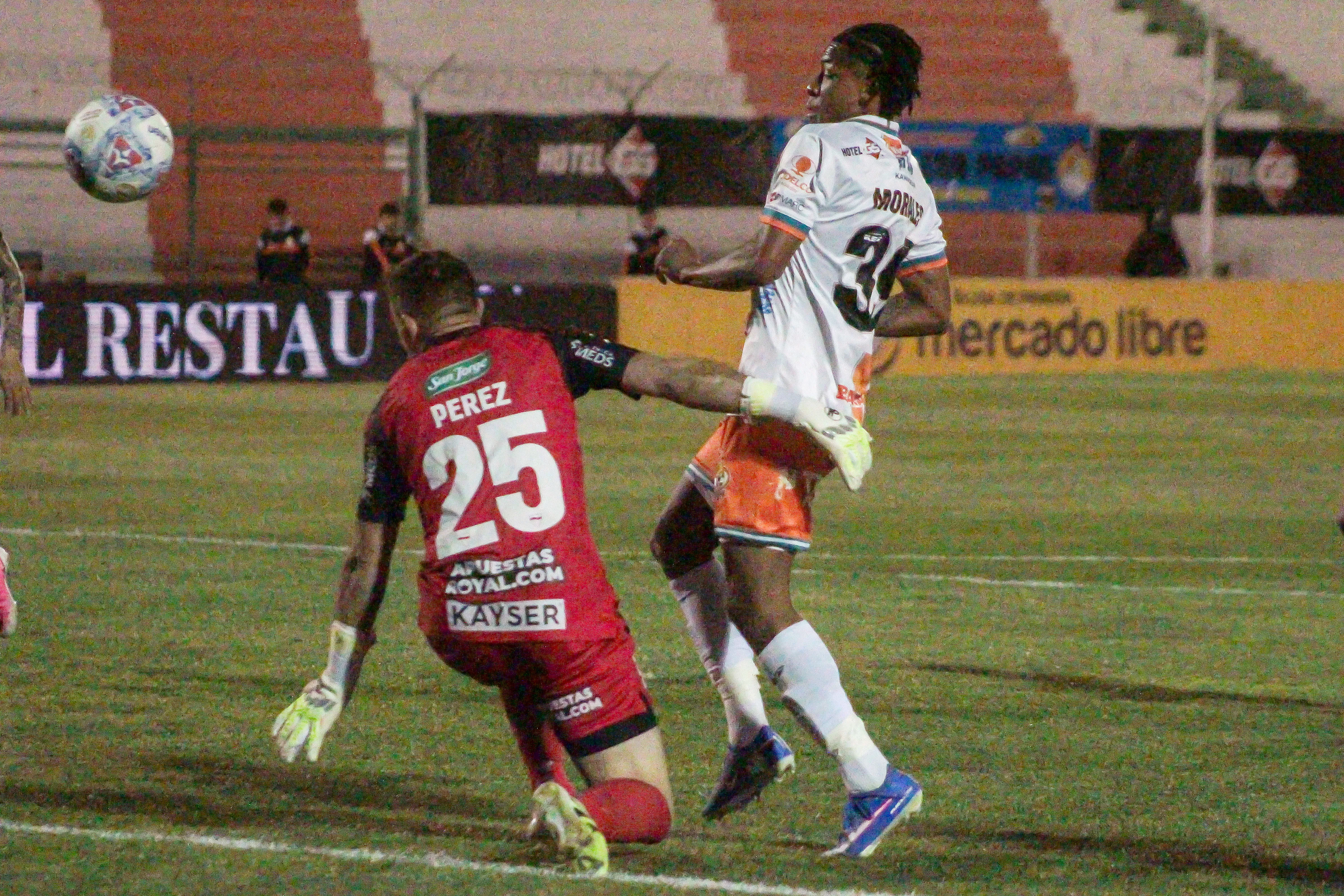 Janpol Morales le anotó un gol a Palestino en El Salvador. (Oscar Tello/Photosport).