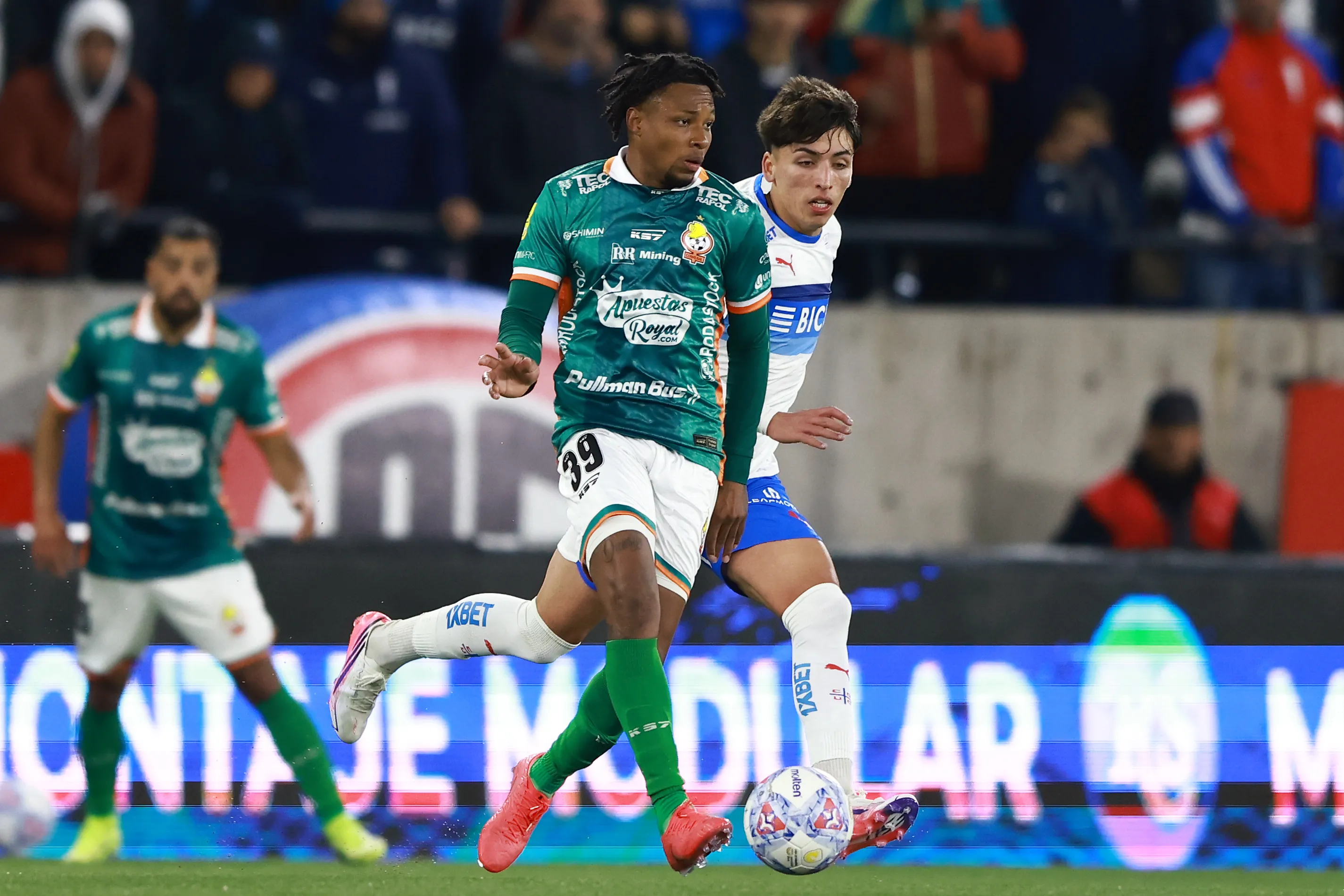 Janpol Morales avanza ante la marca de Francisco Daza de Universidad Católica. (Felipe Zanca/Photosport).