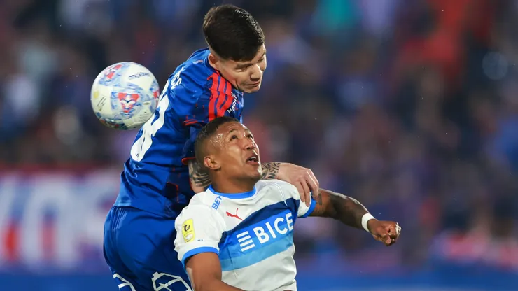 Agustín Arca disputa un balón con Jhojan Valencia.