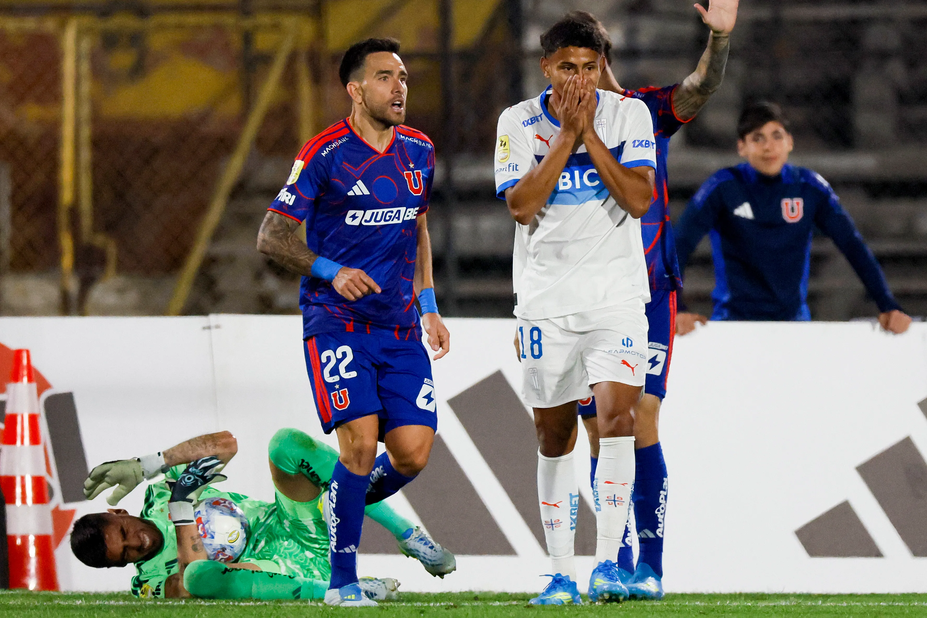 Juan Francisco Rossel se lamenta de una ocasión perdida en el Clásico Universitario de la primera rueda. (Andrés Piña/Photosport).