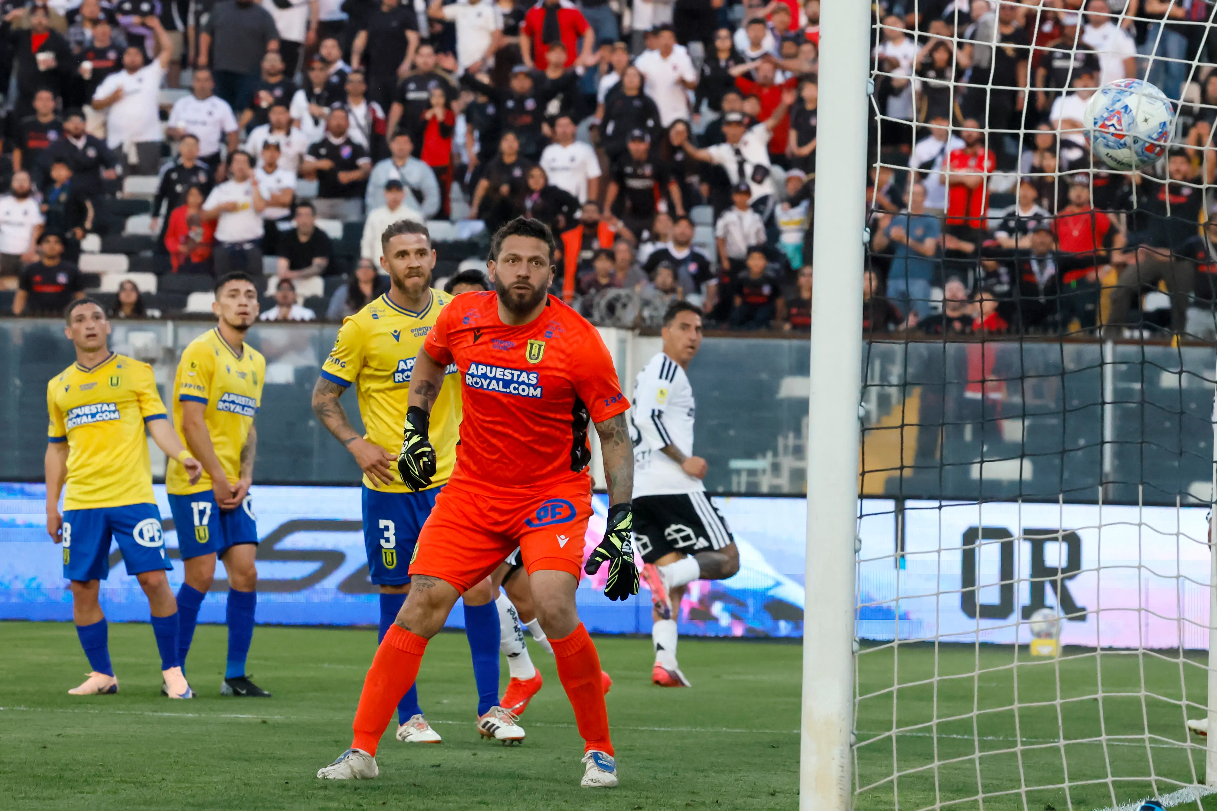 Javier Correa marcó un golazo por Colo Colo. Foto: Andres Pina/Photosport